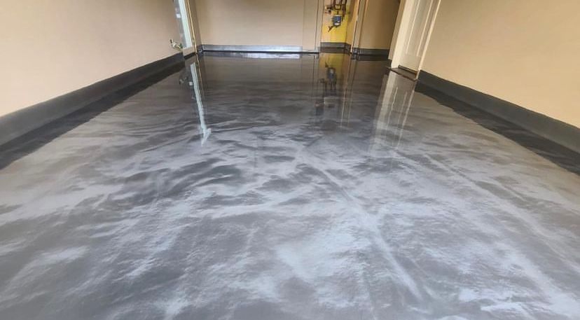 Metallic clearance concrete floor